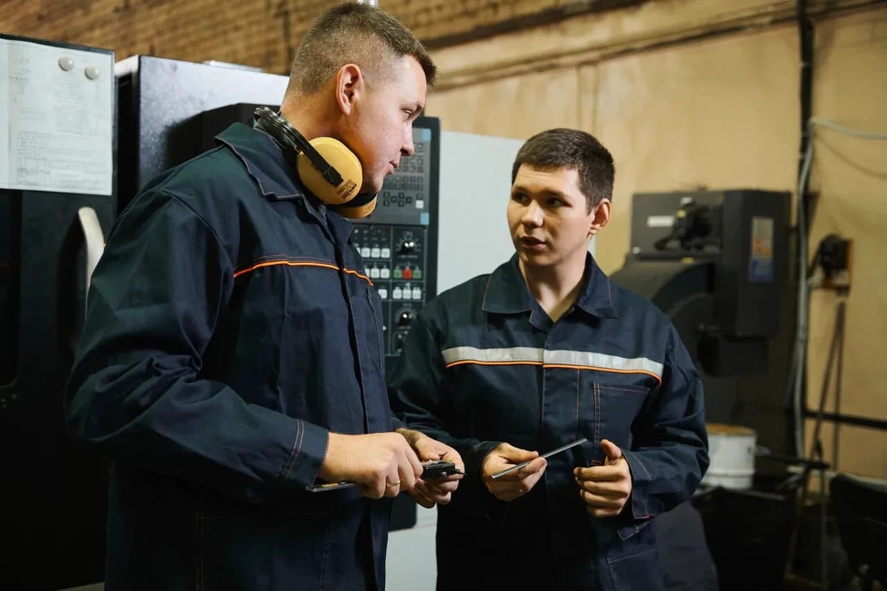 Контролёры проверяют размеры детали